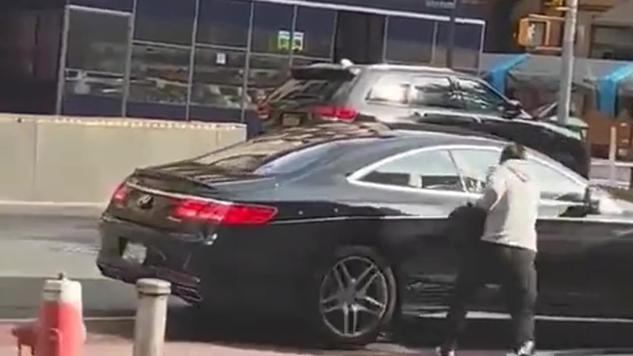 ΣΤΟ ΜΕΤΑΞΥ ΣΤΗ ΝΕΑ ΥΟΡΚΗ