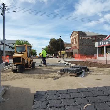 Robotec machine laying pavers