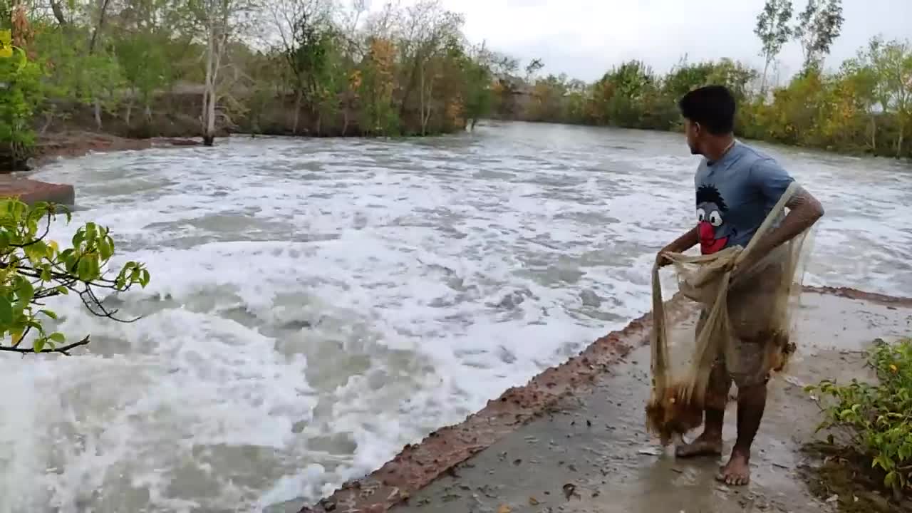 Unbelievable Cast Net Fishing - Fisherman vs River Catch Netting