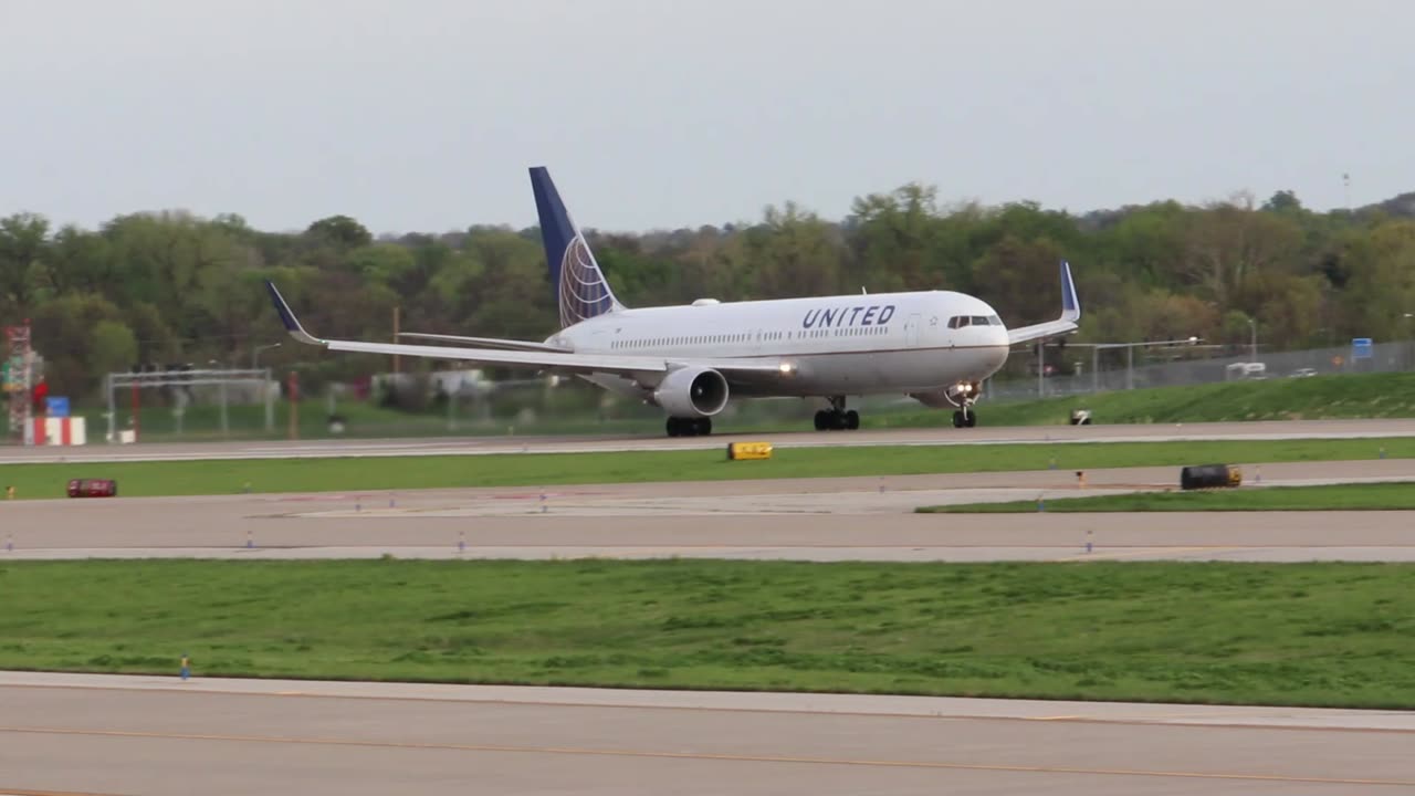 Beautiful Evening Departure of a United Boeing 767-300