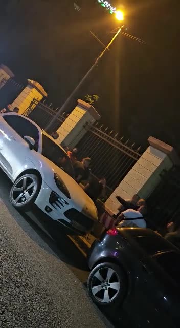 Huliganët e Bashës presion deputetëve: Kaq di me të thënë...Kush ka b*thë të vijë