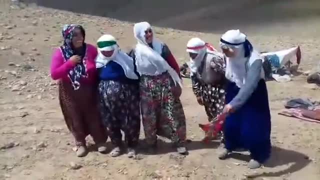 Halay çeken nineler