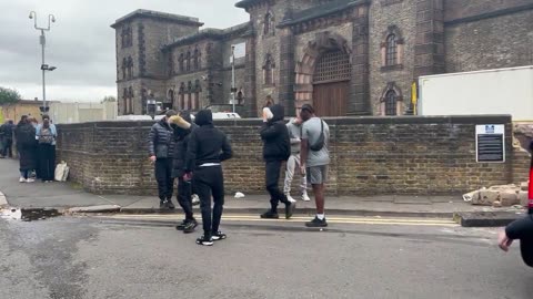 🚨NEW: Scenes at HMP Wandsworth as families (and gang members) await the