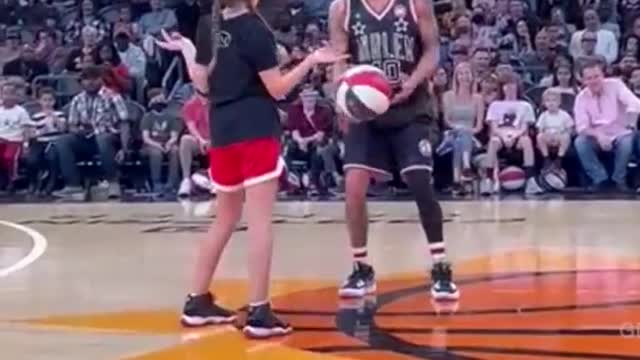 Liv Harness vs Harlem Globetrotters 😨