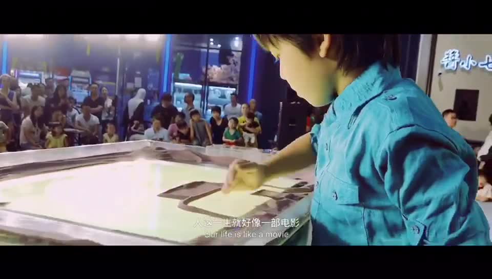 Uncle Sha and Little Brother are skilled in performing sand painting