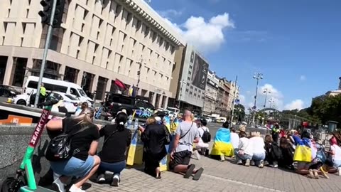 🇺🇦 KIEV RESIDENTS FORCED TO KNEEL BY SOLDIERS 📹🪖