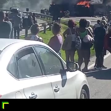 Carreta bi-trem com cachaça tomba e pega fogo na BR-101 em Casimiro de Abreu (RJ)