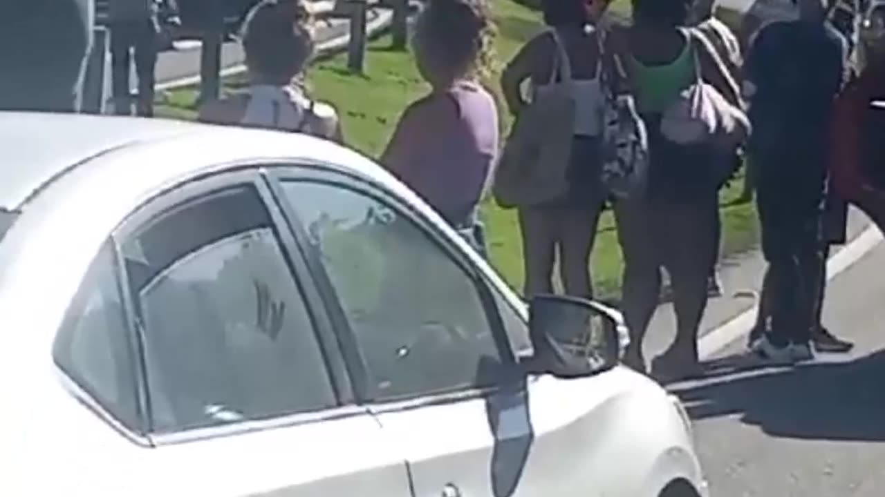 Carreta bi-trem com cachaça tomba e pega fogo na BR-101 em Casimiro de Abreu (RJ)