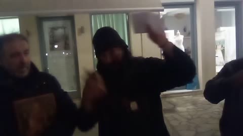 ΝΟΜΙΖΕΤΕ ΟΤΙ ΕΙΣΑΣΤΕ ΕΛΕΥΘΕΡΟΙ ΕΙΣΑΣΤΕ ΦΥΛΑΚΙΣΜΕΝΟΙ