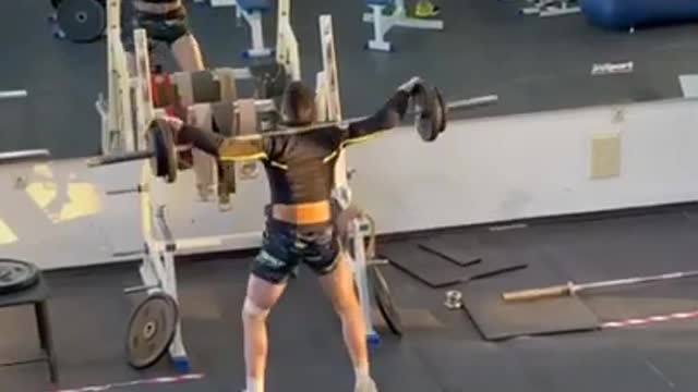 Guy Hilariously Leans Forward and Dips in Air While Lifting Barbell at Gym