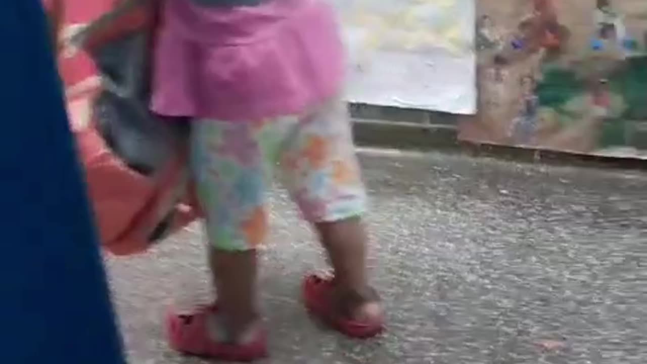 Laura entrando na sala da escolinha