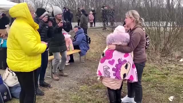 Mother reunites with children at Ukraine border