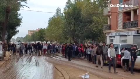 🇪🇸🇪🇸🇪🇸 More images of the residents of Paiporta throwing mud at the King. Honor!