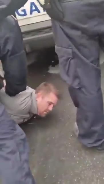 📍Athlone, Ireland. Aggressive garda thugs arrest a local man protesting outside