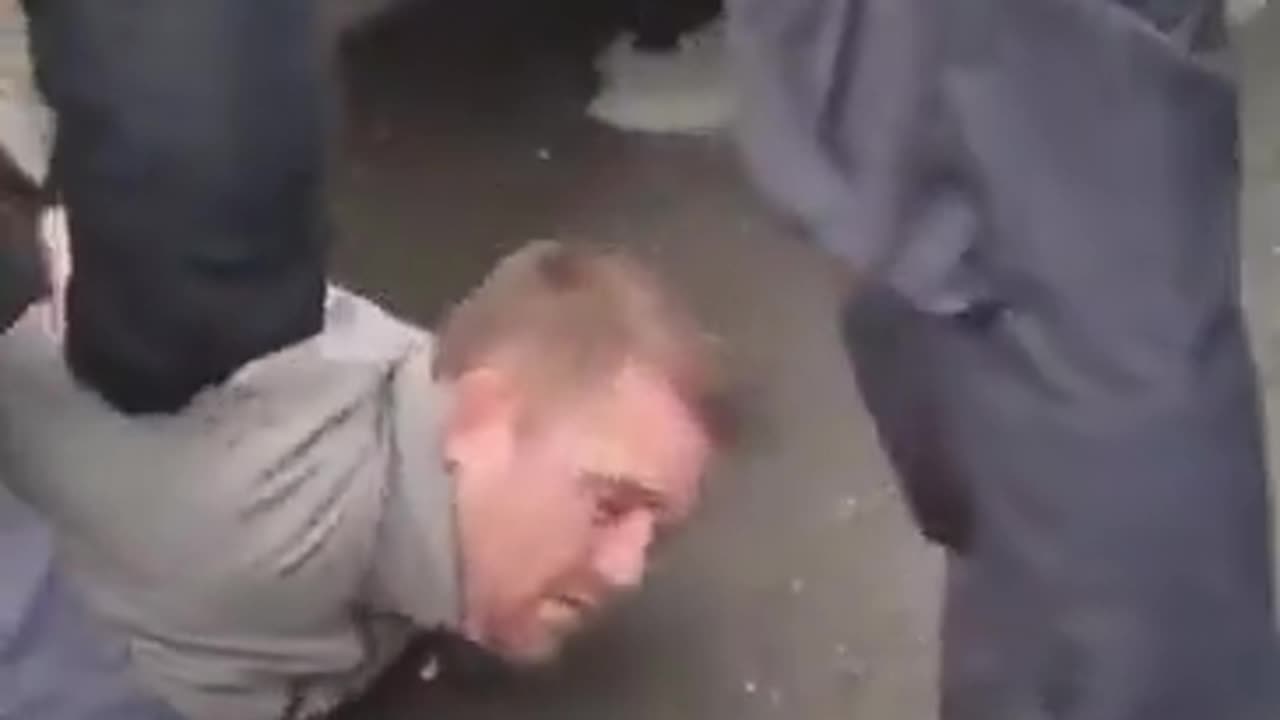 📍Athlone, Ireland. Aggressive garda thugs arrest a local man protesting outside