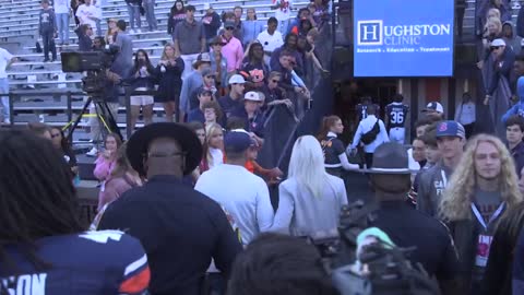 Auburn players and coaches join arms for prayer circle ahead of W. Kentucky game (2)