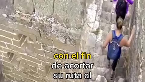 Albañiles en China derriban la muralla china con una excavadora