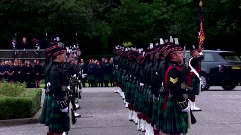 Queen's coffin arrives at Palace of Holyroodhouse