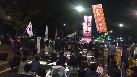 20191101_V3_S01(eiUJnvENJSI)서울법대 졸업생도 대학로에 나와 목숨을 바치는 결기로