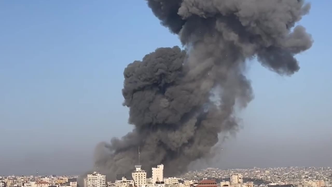 Israeli airstrike on a whole neighbor in the middle of Gaza city.