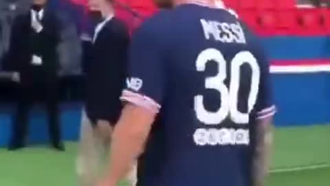 messi show little skills to psg ,messi 30 t shirts