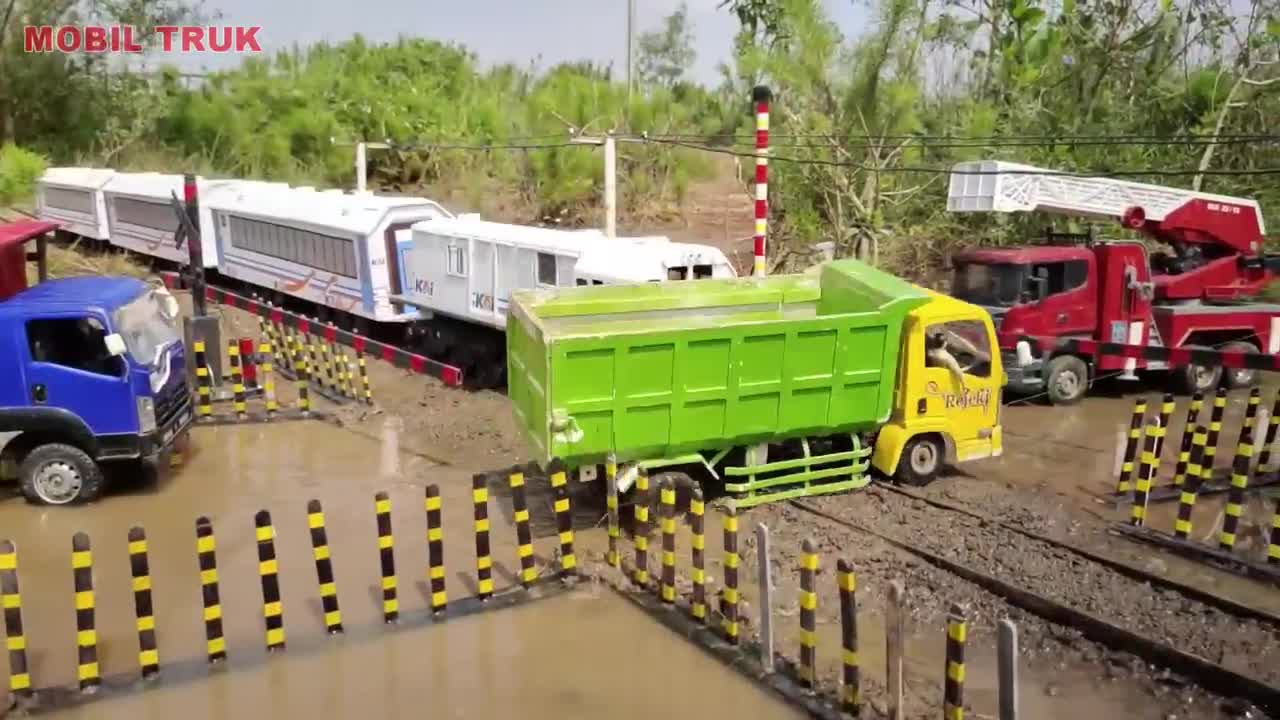 MOBIL TRUK CANTER FUSO OLENG DITABRAK KERETA API KAYU, DUMTRUK TRONTON, DAMKAR, EXCAVATOR BEKO KERUK