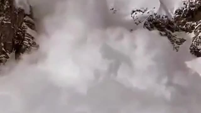 Controlled avalanche clearing
