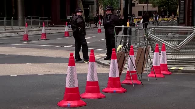 Thousands queue in rain to pay respects to Queen