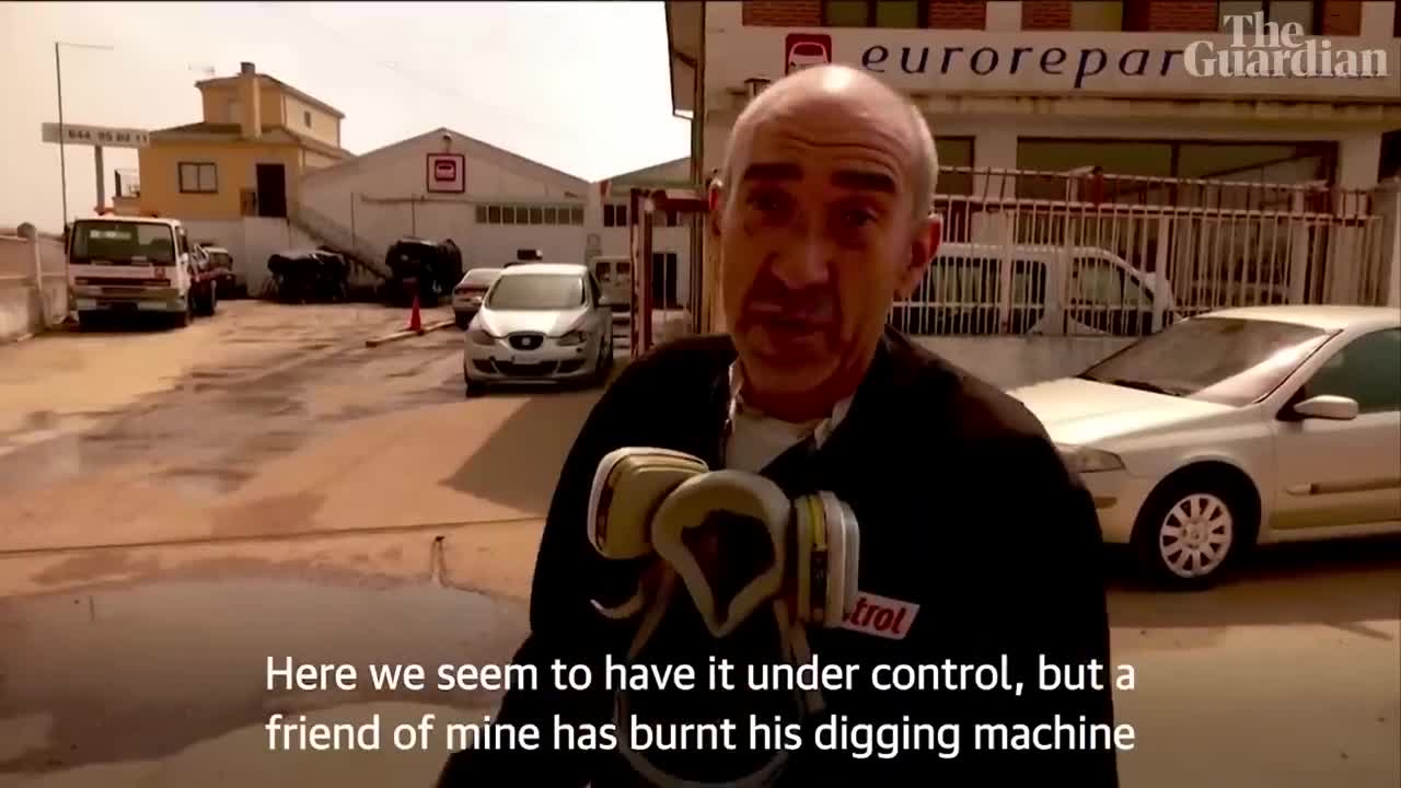 Spain: man caught in wildfire escapes with clothes ablaze