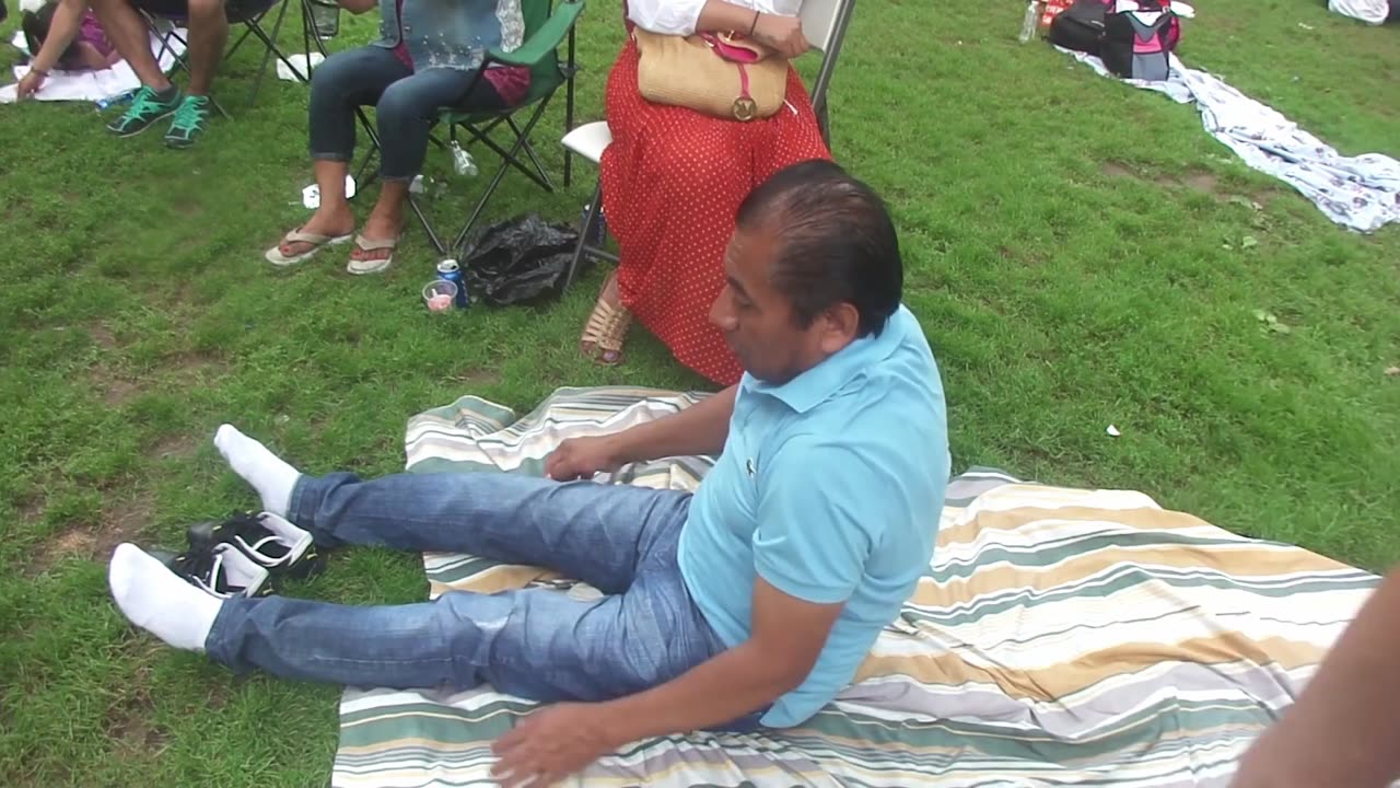 Luodong Massages Mexican Gentleman In Blue Shirt At The Park