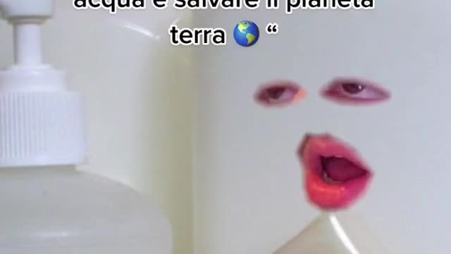 La bottiglia di sapone che ci guarda fare la doccia