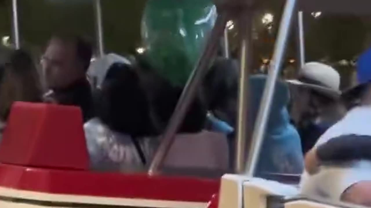 Racist Disneyland kicks a woman of color off of their tram🍿🍿🍿