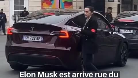 Elon Musk arrives in a Tesla to the Élysée to meet with Emmanuel Macron beneath the casserolades