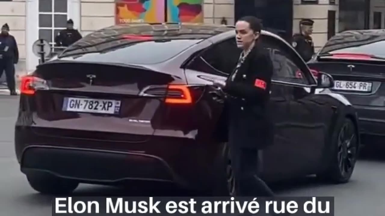 Elon Musk arrives in a Tesla to the Élysée to meet with Emmanuel Macron beneath the casserolades