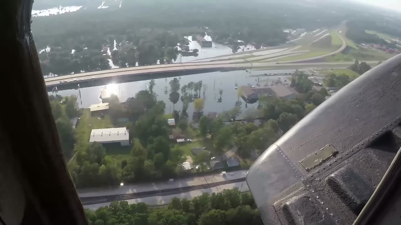 Navy Delivers Food Water To Texans