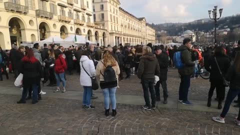 Torino 12 febbraio aperitivo di massa contro il GREENPASS