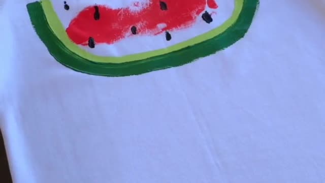 You can draw sweet watermelons with baby jiojio. It's very simple and meaningful