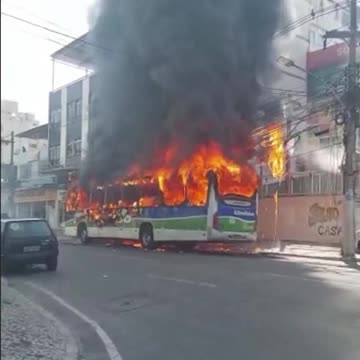 Homem ateia fogo em ônibus no Rio fere mulheres e uma criança