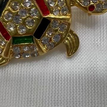 18KGP Sea Turtle Pin. Made with Swarovski Crystals. Rare Find Brooch. Event.