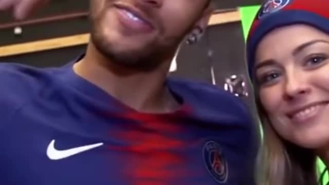 I think Neymar likes the PSG reporter 😏