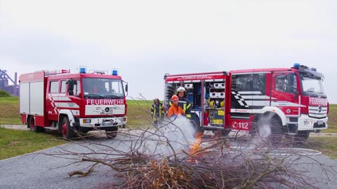 As Crianças Bombeiros Salvam o Dia_Vídeos Educativos de Caminhões de Bombeiros para Crianças_Kidibli