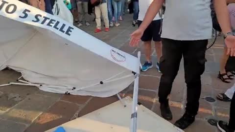 28.08.21 Milano: folla incazzata devasta gazebo del M5 STALLE