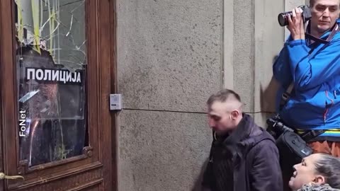 Protestuesit tentojnë të hyjnë brenda godinës së bashkisë së Beogradit