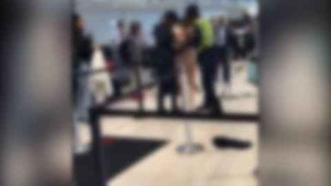 mujer desnuda en aeropuerto forma escándalo