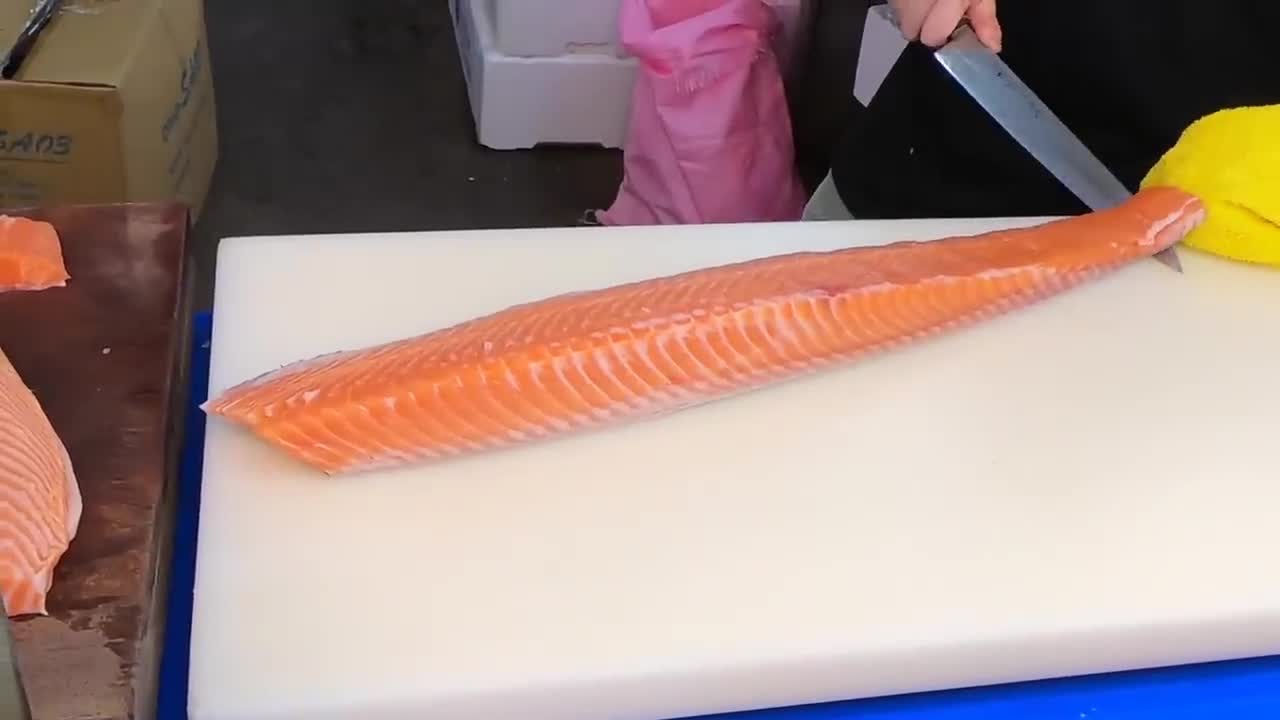 How To Fillet a Whole Salmon | Sashimi & Sushi -Taiwanese street food7