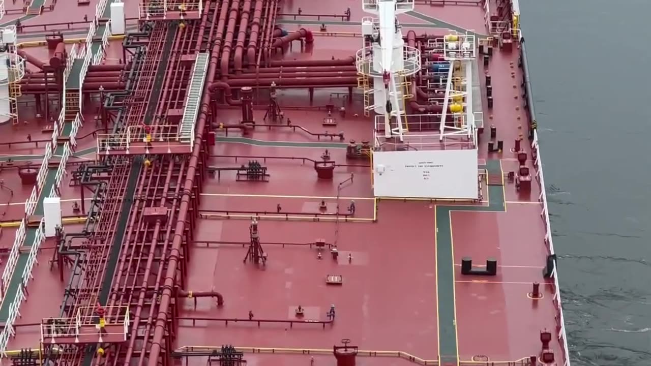 Tanker ship going alongside🚢
