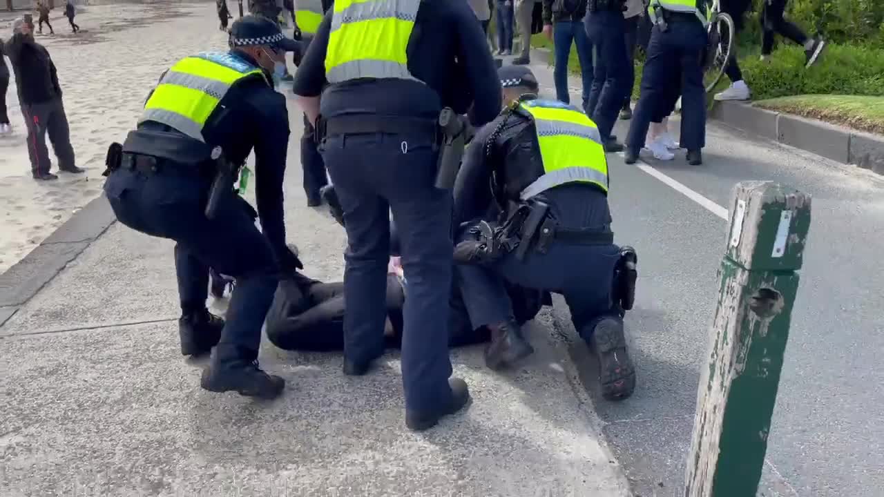 Tyrannical Aussie Cops Arresting A Couple For Walking On The Beach 🟠⚪🟣The NPC Show