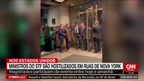 Manifestantes hostilizam ministros do STF na porta de hotel em Nova York | NOVO DIA