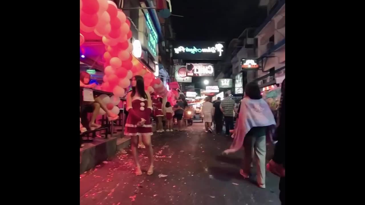 Thai girls tonight in Pattaya. So many beautiful girls and freelancers. #5