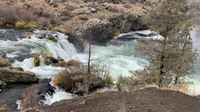 Central Oregon – Steelhead Falls – Climbing Steeply Down to Waterfall Lookout – 4K